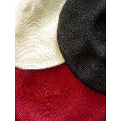 Écru, noir et rouge
