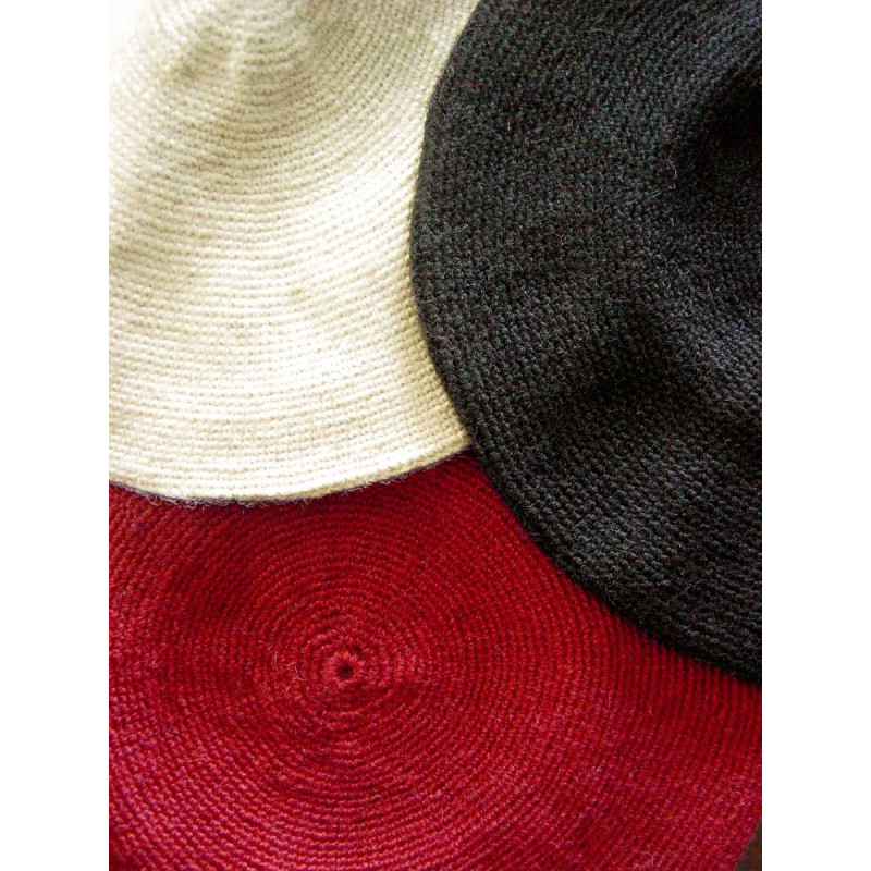Écru, noir et rouge